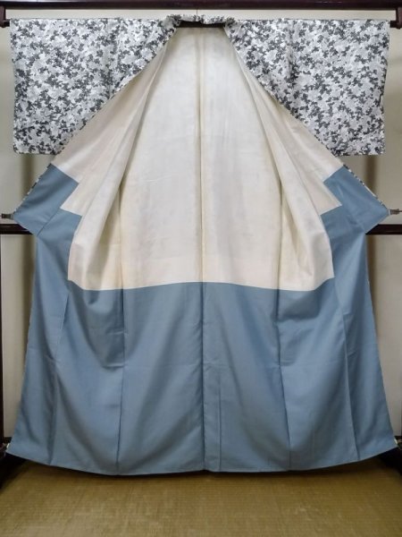 画像2: L1201M  小紋 女性用着物  シルク(正絹)  光沢のある 白, 梅 【中古】 【USED】 【リサイクル】 ★★★☆☆ (2)