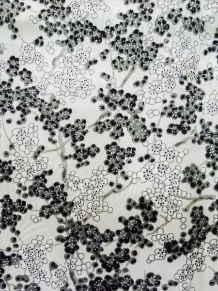 画像6: L1201M  小紋 女性用着物  シルク(正絹)  光沢のある 白, 梅 【中古】 【USED】 【リサイクル】 ★★★☆☆ (6)