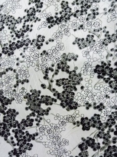 画像7: L1201M  小紋 女性用着物  シルク(正絹)  光沢のある 白, 梅 【中古】 【USED】 【リサイクル】 ★★★☆☆ (7)