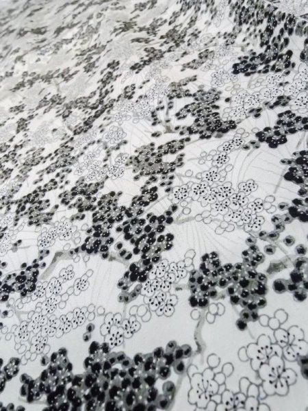 画像9: L1201M  小紋 女性用着物  シルク(正絹)  光沢のある 白, 梅 【中古】 【USED】 【リサイクル】 ★★★☆☆ (9)