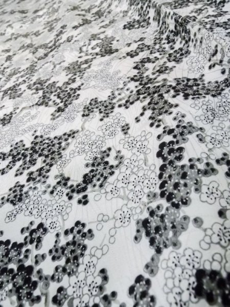 画像10: L1201M  小紋 女性用着物  シルク(正絹)  光沢のある 白, 梅 【中古】 【USED】 【リサイクル】 ★★★☆☆ (10)