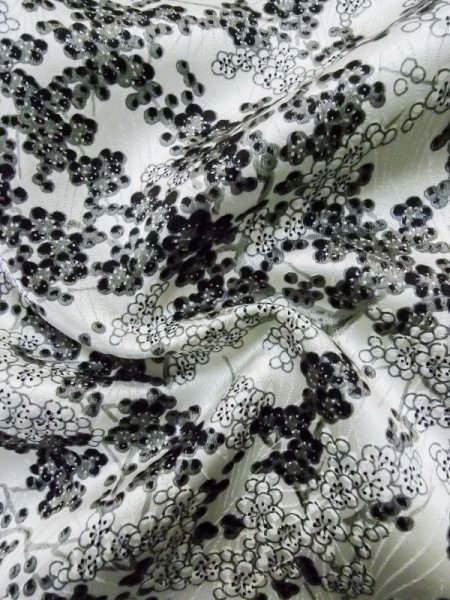 画像11: L1201M  小紋 女性用着物  シルク(正絹)  光沢のある 白, 梅 【中古】 【USED】 【リサイクル】 ★★★☆☆ (11)