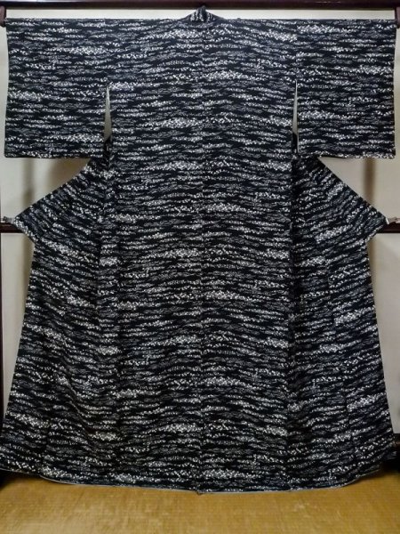 画像1: L1201R  小紋 女性用着物  シルク（正絹）   黒, 抽象的模様 【中古】 【USED】 【リサイクル】 ★☆☆☆☆ (1)