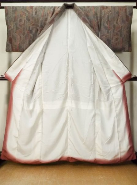 画像2: M0131U  小紋 女性用着物 しぼ加工 化繊 淡い 茶色み 茶色, 唐花 【中古】 【USED】 【リサイクル】 ★★★★☆ (2)