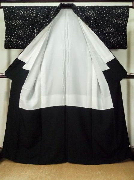 画像2: M0131V  小紋 女性用着物 独楽、けん玉、羽子板など シルク(正絹)   黒,  【中古】 【USED】 【リサイクル】 ★★★★☆ (2)
