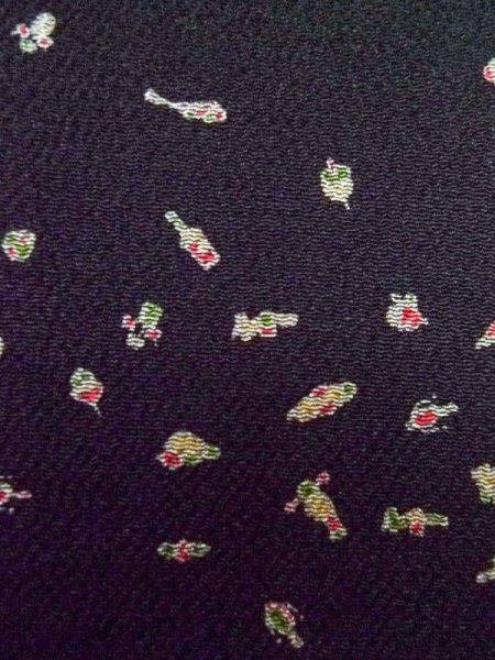 画像6: M0131V  小紋 女性用着物 独楽、けん玉、羽子板など シルク(正絹)   黒,  【中古】 【USED】 【リサイクル】 ★★★★☆ (6)