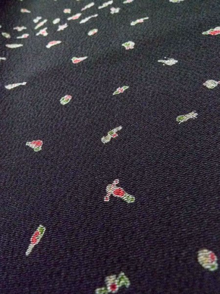 画像8: M0131V  小紋 女性用着物 独楽、けん玉、羽子板など シルク(正絹)   黒,  【中古】 【USED】 【リサイクル】 ★★★★☆ (8)