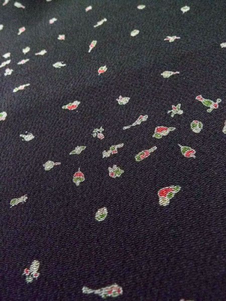 画像9: M0131V  小紋 女性用着物 独楽、けん玉、羽子板など シルク(正絹)   黒,  【中古】 【USED】 【リサイクル】 ★★★★☆ (9)