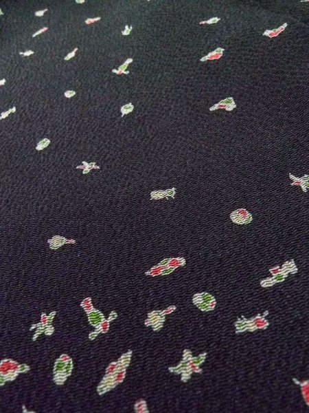 画像10: M0131V  小紋 女性用着物 独楽、けん玉、羽子板など シルク(正絹)   黒,  【中古】 【USED】 【リサイクル】 ★★★★☆ (10)