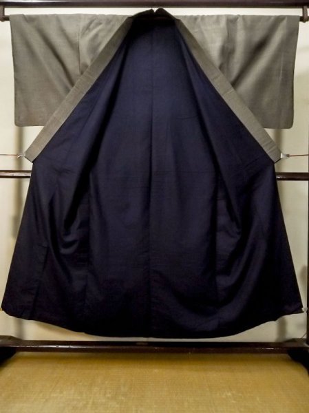 画像2: M0301Q  男性用着物 男性用着物  シルク(正絹)   茶色, 抽象的模様 【中古】 【USED】 【リサイクル】 ★★☆☆☆ (2)