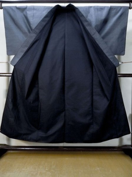 画像2: M0301T  男性用着物 男性用着物  シルク(正絹) 淡い 深い 青, 抽象的模様 【中古】 【USED】 【リサイクル】 ★★★☆☆ (2)