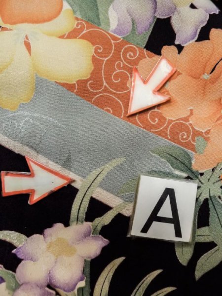 画像15: M0307A  小紋 女性用着物 地紋:竹垣柄、柄:本 シルク(正絹)   黒, 花 【中古】 【USED】 【リサイクル】 ★☆☆☆☆ (15)