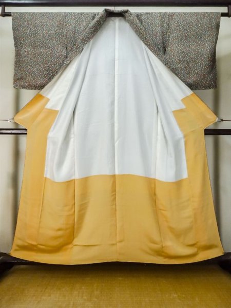 画像2: M0307C Mint  小紋 女性用着物  シルク(正絹)   黒, 花 【中古】 【USED】 【リサイクル】 ★★★★☆ (2)