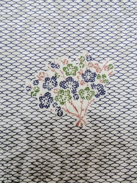 画像5: M0307D  小紋 女性用着物  シルク(正絹)   白, 菊 【中古】 【USED】 【リサイクル】 ★★☆☆☆ (5)