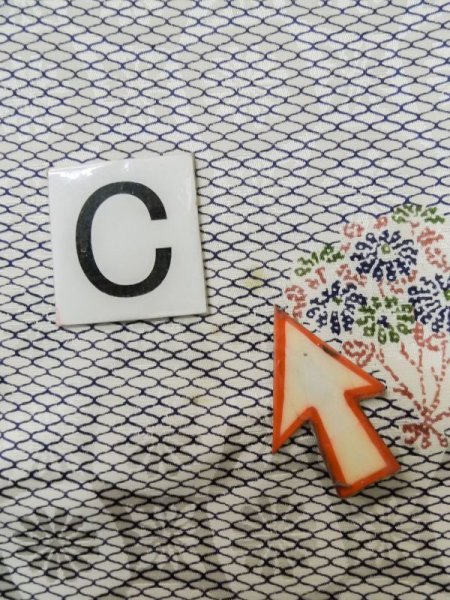 画像16: M0307D  小紋 女性用着物  シルク(正絹)   白, 菊 【中古】 【USED】 【リサイクル】 ★★☆☆☆ (16)