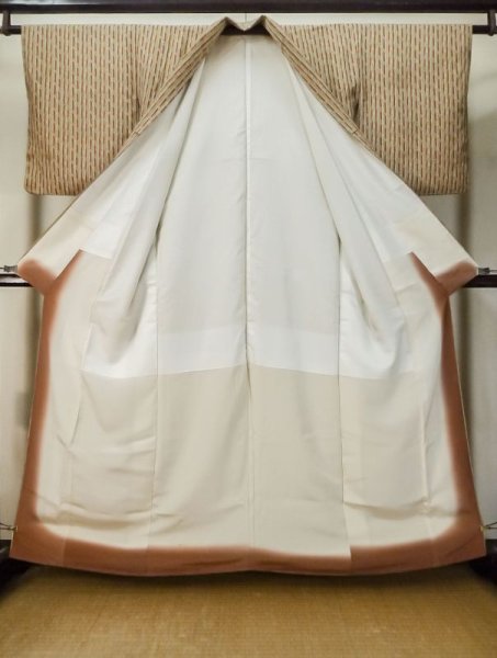 画像2: M0307E  小紋 女性用着物  シルク(正絹)  淡い ベージュ, 縞 【中古】 【USED】 【リサイクル】 ★★☆☆☆ (2)