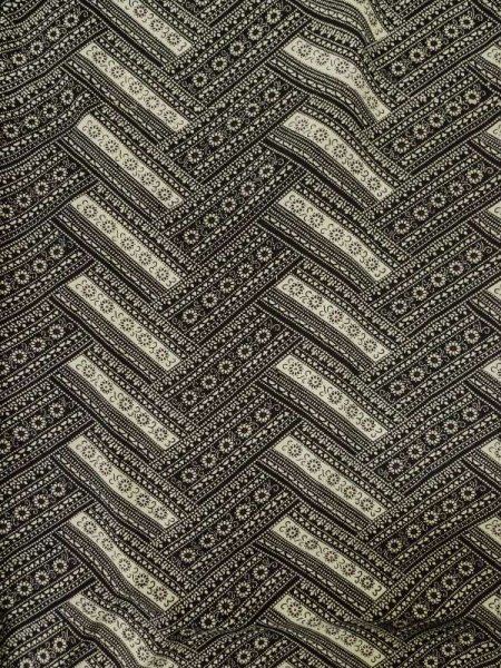 画像3: M0307F  小紋 女性用着物  シルク（正絹）   黒, 花 【中古】 【USED】 【リサイクル】 ★★☆☆☆ (3)