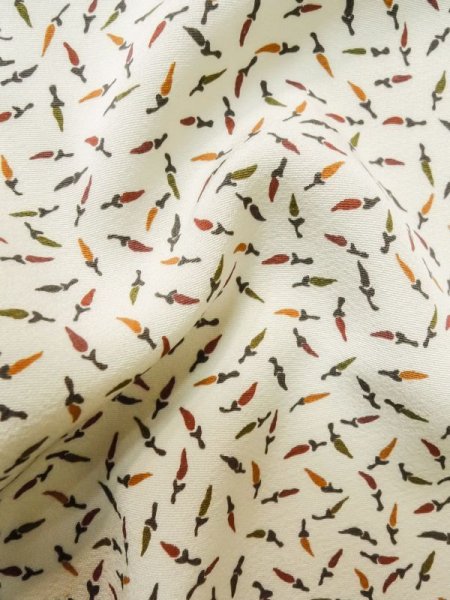 画像9: M0307K  小紋 女性用着物 唐辛子柄 シルク(正絹)   オフ ホワイト,  【中古】 【USED】 【リサイクル】 ★★☆☆☆ (9)