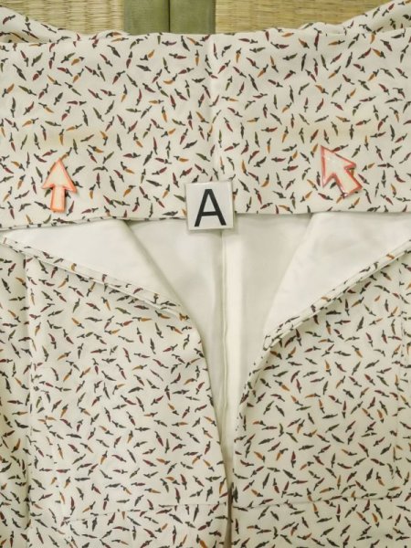 画像12: M0307K  小紋 女性用着物 唐辛子柄 シルク(正絹)   オフ ホワイト,  【中古】 【USED】 【リサイクル】 ★★☆☆☆ (12)