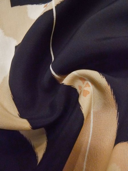 画像11: M0308B  小紋 女性用着物  シルク(正絹)   黒, 花 【中古】 【USED】 【リサイクル】 ★★☆☆☆ (11)