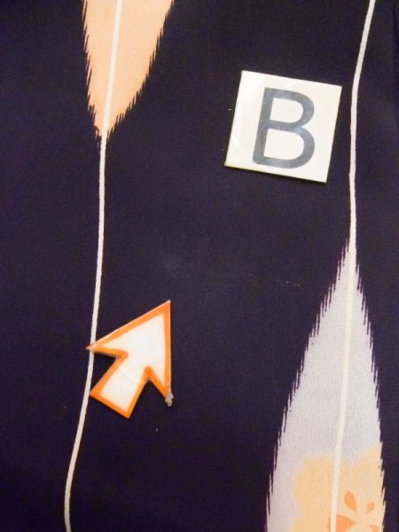 画像15: M0308B  小紋 女性用着物  シルク(正絹)   黒, 花 【中古】 【USED】 【リサイクル】 ★★☆☆☆ (15)