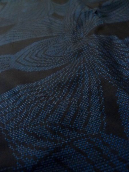 画像8: M0315A  大島紬 女性用着物  シルク（正絹） 淡い 深い 青, 抽象的模様 【中古】 【USED】 【リサイクル】 ★★☆☆☆ (8)