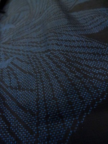 画像9: M0315A  大島紬 女性用着物  シルク（正絹） 淡い 深い 青, 抽象的模様 【中古】 【USED】 【リサイクル】 ★★☆☆☆ (9)