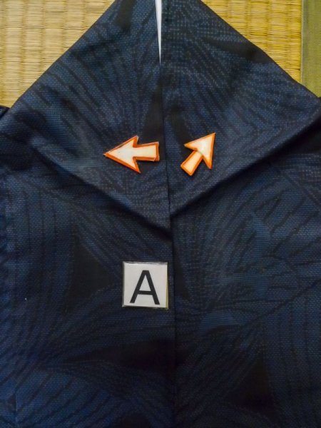 画像14: M0315A  大島紬 女性用着物  シルク（正絹） 淡い 深い 青, 抽象的模様 【中古】 【USED】 【リサイクル】 ★★☆☆☆ (14)