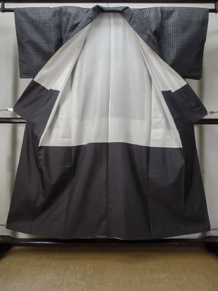 画像2: M0315I  大島紬 女性用着物  シルク（正絹）   黒, 丸 【中古】 【USED】 【リサイクル】 ★☆☆☆☆ (2)