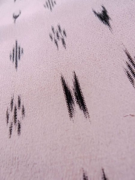 画像7: M0315V  織 女性用着物  シルク(正絹)  淡い 桃色, 抽象的模様 【中古】 【USED】 【リサイクル】 ★★☆☆☆ (7)