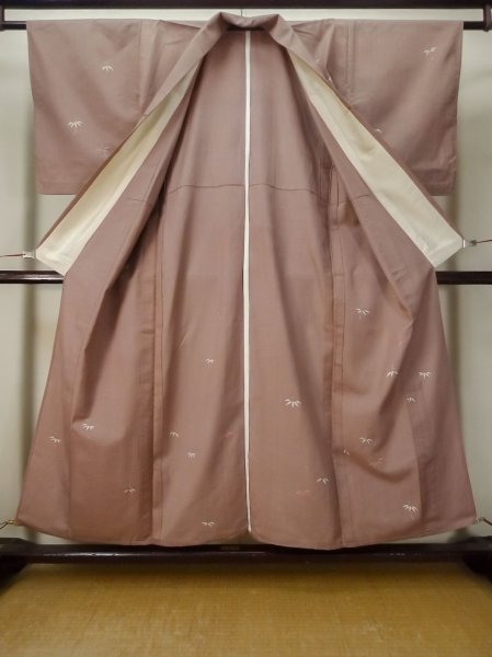 画像2: M0315Y  付下げ 女性用着物  シルク(正絹)  淡い 桃色, 笹 【中古】 【USED】 【リサイクル】 ★★★☆☆ (2)
