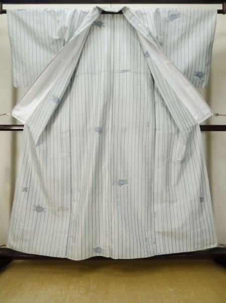 画像2: M0316A  紬 女性用着物  シルク(正絹)  淡い 水色, 花 【中古】 【USED】 【リサイクル】 ★★☆☆☆ (2)