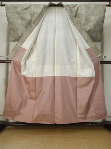 画像2: M0316D  大島紬 女性用着物  シルク(正絹)  淡い 黄緑色, 幾何学模様 【中古】 【USED】 【リサイクル】 ★★★★☆ (2)