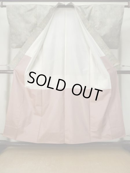 画像2: M0316D  大島紬 女性用着物  シルク（正絹）  淡い 黄緑色, 幾何学模様 【中古】 【USED】 【リサイクル】 ★★★★☆ (2)