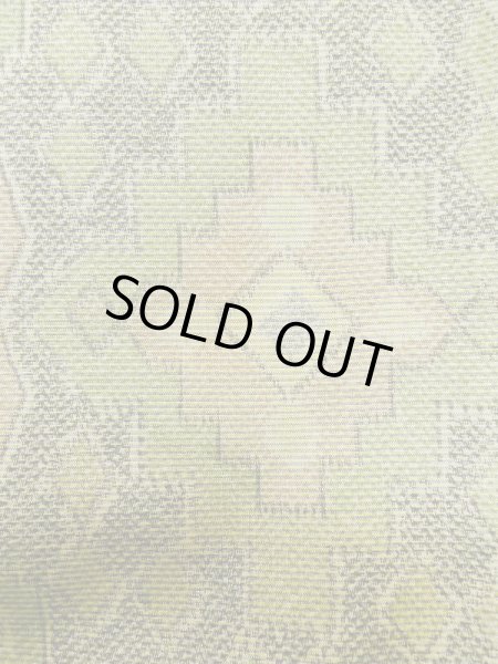 画像6: M0316D  大島紬 女性用着物  シルク（正絹）  淡い 黄緑色, 幾何学模様 【中古】 【USED】 【リサイクル】 ★★★★☆ (6)