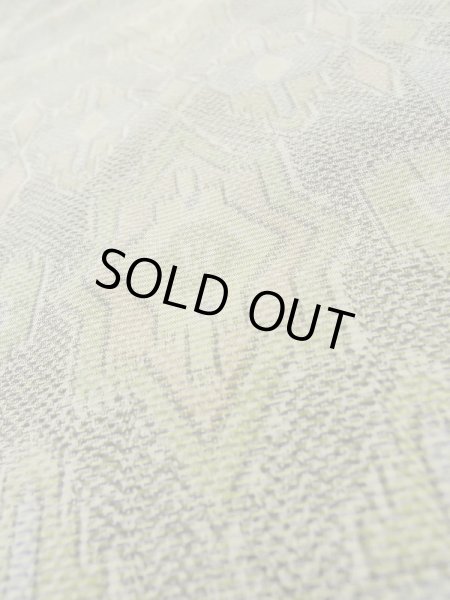 画像8: M0316D  大島紬 女性用着物  シルク（正絹）  淡い 黄緑色, 幾何学模様 【中古】 【USED】 【リサイクル】 ★★★★☆ (8)