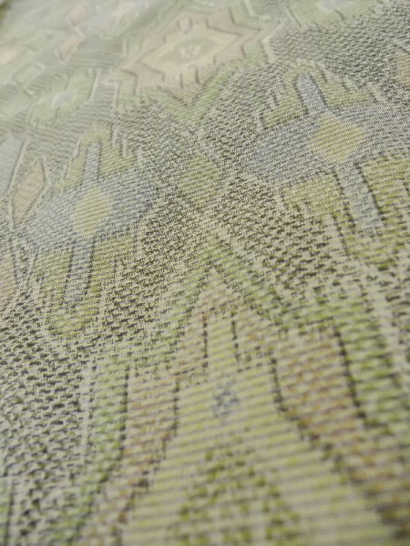 画像9: M0316D  大島紬 女性用着物  シルク(正絹)  淡い 黄緑色, 幾何学模様 【中古】 【USED】 【リサイクル】 ★★★★☆ (9)