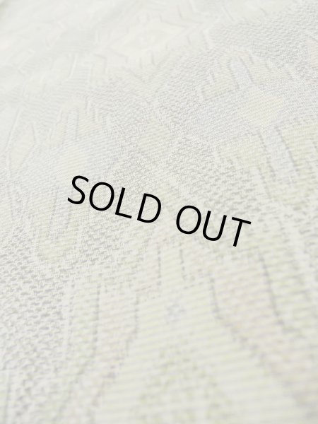 画像9: M0316D  大島紬 女性用着物  シルク（正絹）  淡い 黄緑色, 幾何学模様 【中古】 【USED】 【リサイクル】 ★★★★☆ (9)