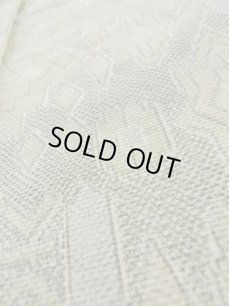 画像10: M0316D  大島紬 女性用着物  シルク（正絹）  淡い 黄緑色, 幾何学模様 【中古】 【USED】 【リサイクル】 ★★★★☆ (10)