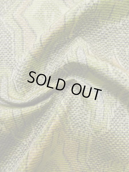 画像11: M0316D  大島紬 女性用着物  シルク（正絹）  淡い 黄緑色, 幾何学模様 【中古】 【USED】 【リサイクル】 ★★★★☆ (11)