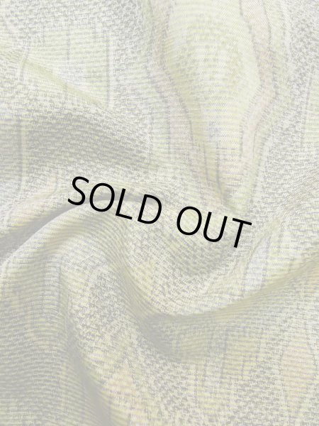 画像12: M0316D  大島紬 女性用着物  シルク（正絹）  淡い 黄緑色, 幾何学模様 【中古】 【USED】 【リサイクル】 ★★★★☆ (12)