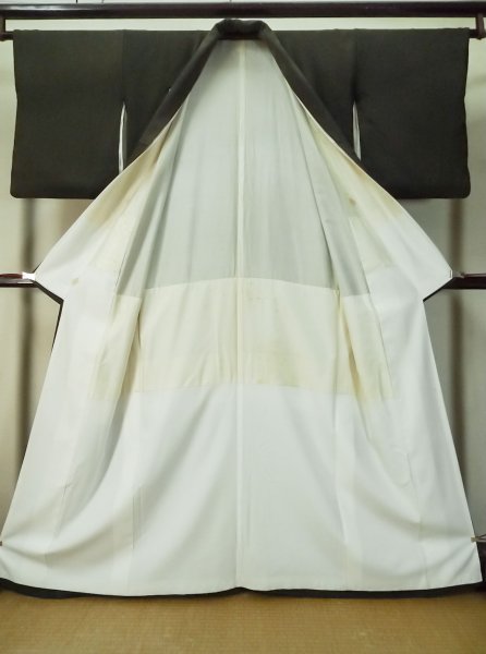 画像2: M0328A  留袖 女性用着物 比翼仕立て シルク(正絹)   黒, 松/松葉 【中古】 【USED】 【リサイクル】 ★★☆☆☆ (2)