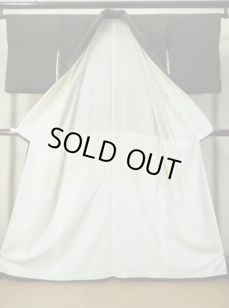 画像2: M0328A  留袖 女性用着物 比翼仕立て シルク（正絹）   黒, 松/松葉 【中古】 【USED】 【リサイクル】 ★★☆☆☆ (2)