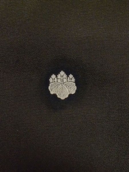 画像4: M0328A  留袖 女性用着物 比翼仕立て シルク(正絹)   黒, 松/松葉 【中古】 【USED】 【リサイクル】 ★★☆☆☆ (4)