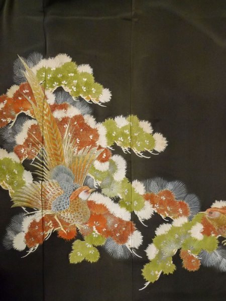 画像5: M0328A  留袖 女性用着物 比翼仕立て シルク(正絹)   黒, 松/松葉 【中古】 【USED】 【リサイクル】 ★★☆☆☆ (5)