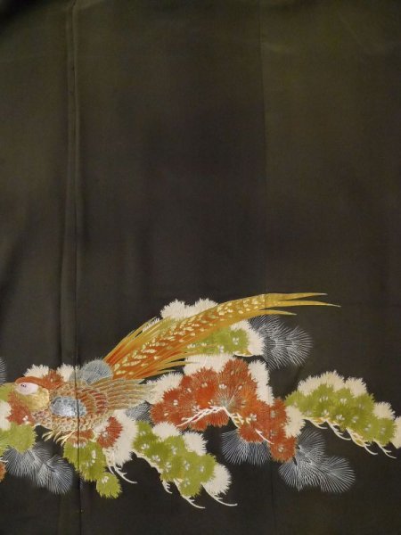 画像6: M0328A  留袖 女性用着物 比翼仕立て シルク(正絹)   黒, 松/松葉 【中古】 【USED】 【リサイクル】 ★★☆☆☆ (6)