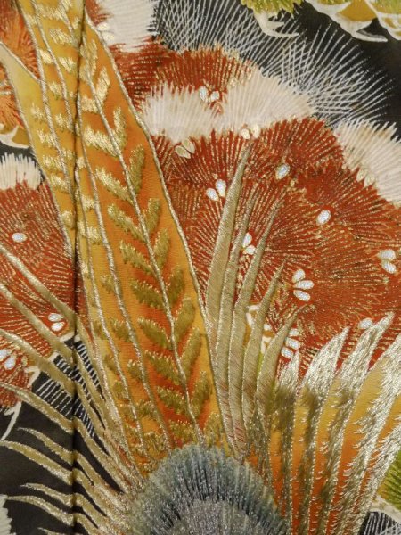 画像8: M0328A  留袖 女性用着物 比翼仕立て シルク(正絹)   黒, 松/松葉 【中古】 【USED】 【リサイクル】 ★★☆☆☆ (8)