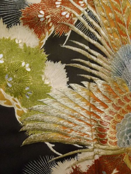 画像9: M0328A  留袖 女性用着物 比翼仕立て シルク(正絹)   黒, 松/松葉 【中古】 【USED】 【リサイクル】 ★★☆☆☆ (9)