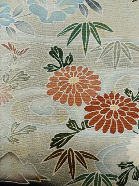 画像12: M0328B  留袖 女性用着物 比翼仕立て シルク（正絹）   黒, 菊 【中古】 【USED】 【リサイクル】 ★★☆☆☆ (12)