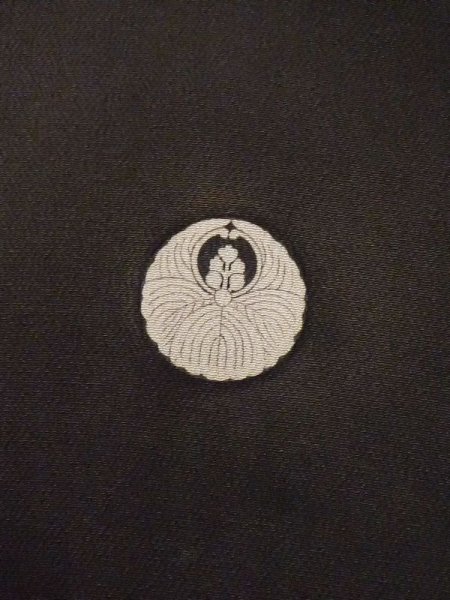 画像4: M0328E  留袖 女性用着物 染分け、裾に綿入り シルク(正絹)   黒, ぼたん 【中古】 【USED】 【リサイクル】 ★☆☆☆☆ (4)